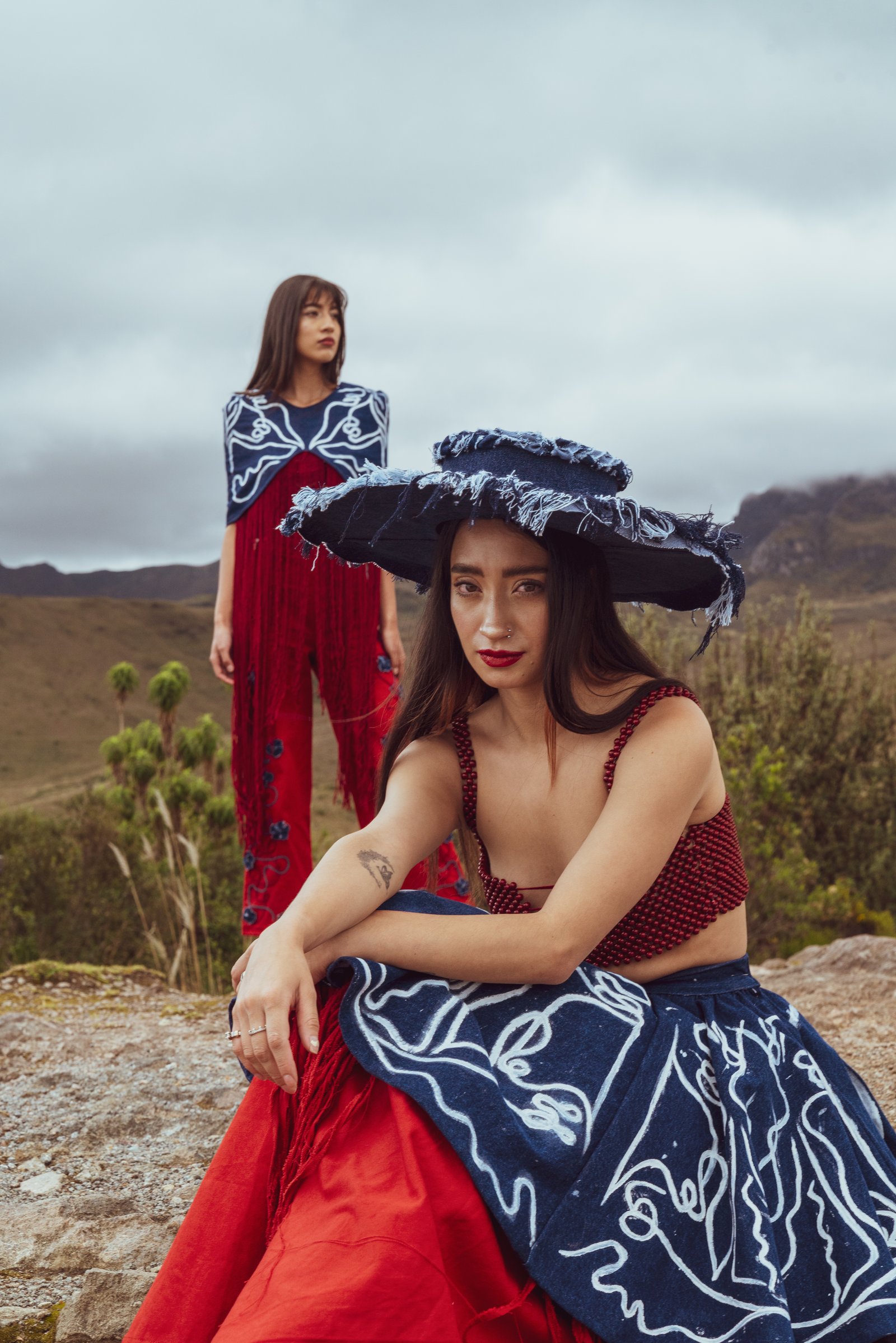 Retrato editorial de dos modelos en un paisaje montañoso