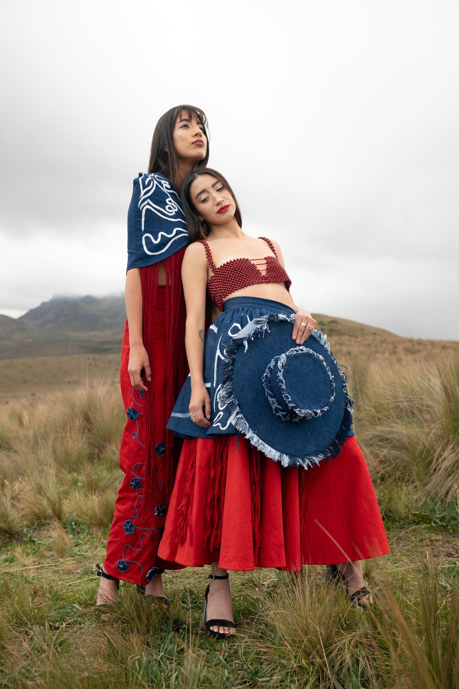 Dos modelos con prendas de la colección ILA en el páramo